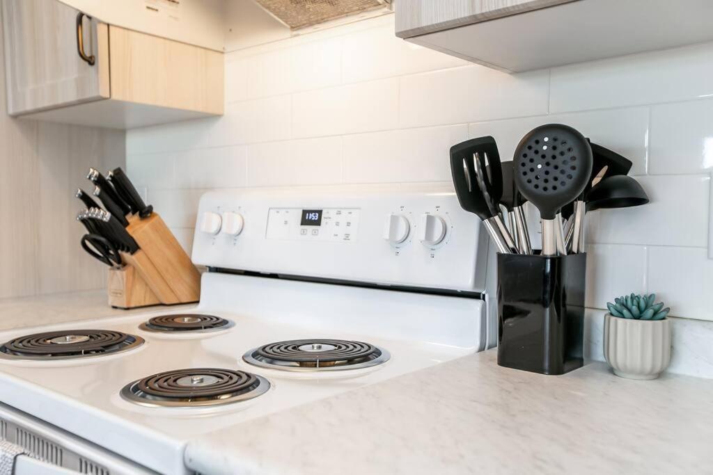 Hot Arabaian Nightscornerpnhsekingwifiu/g Apartment Edmonton