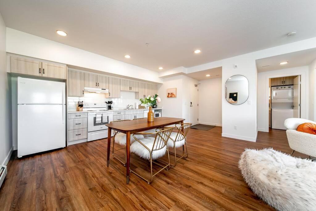 Hot Arabaian Nightscornerpnhsekingwifiu/g Apartment Edmonton